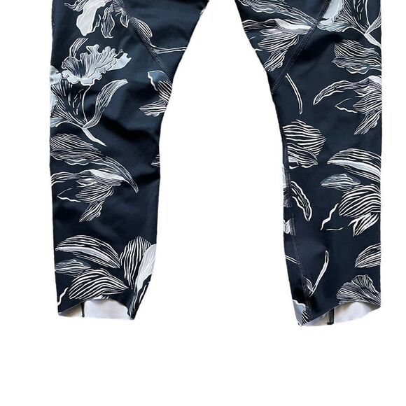ATHLETA Navy Blue Floral Sonic Capri Size Medium Petite - Picture 7 of 9